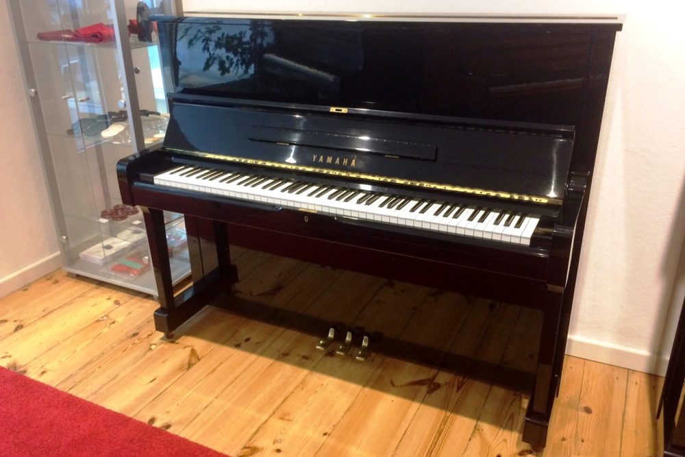 Klavier Yamaha U1