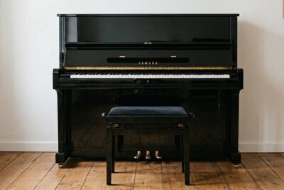 Yamaha-U1-Klavier-gebraucht in Schwarz-Hochglanz