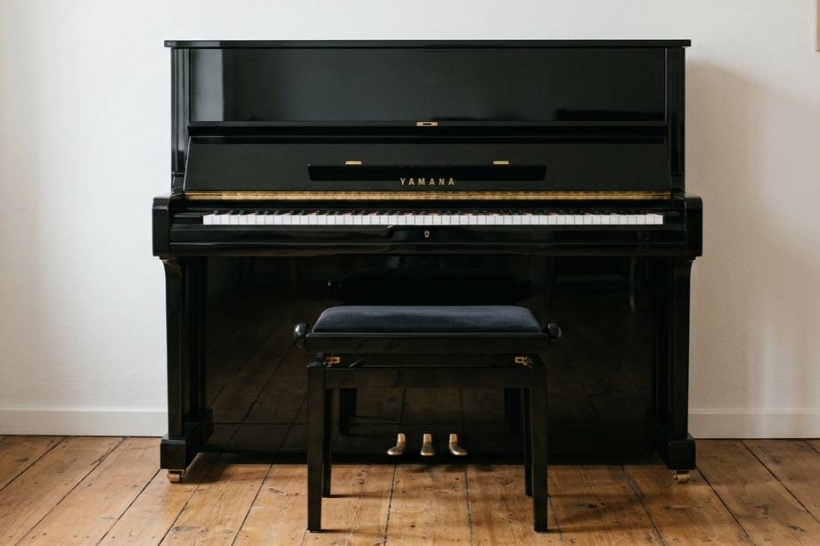 Yamaha-U1-Klavier-gebraucht in Schwarz-Hochglanz