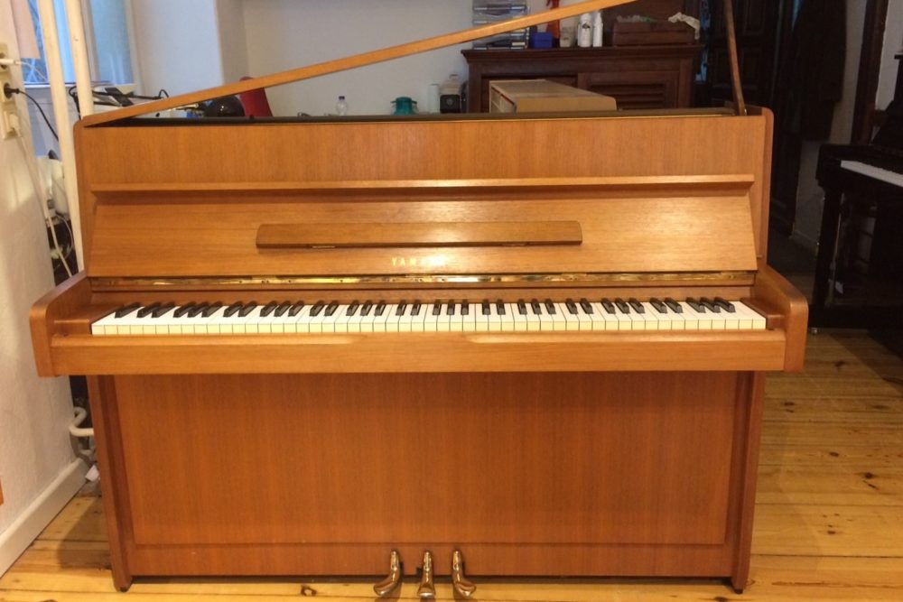 Yamaha Klavier Nussbaum