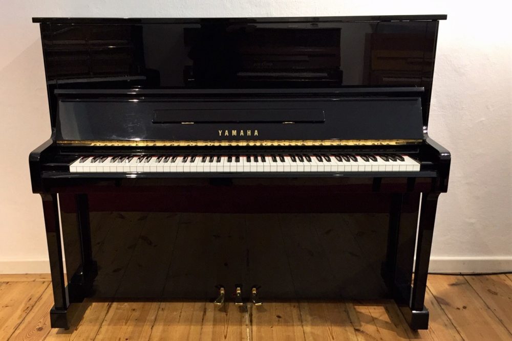 Yamaha-U10-BL-Klavier