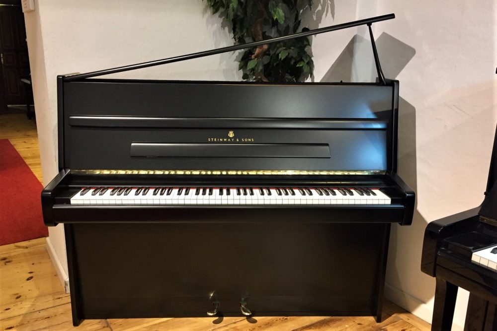 Steinway-&-Sons-Modell-Z114