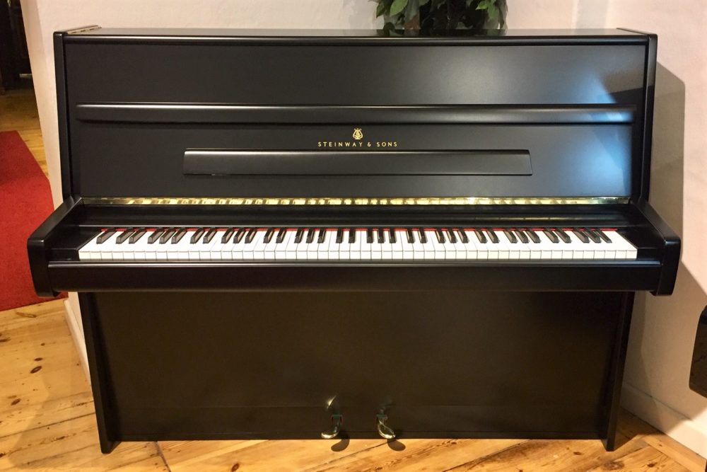 Steinway&Sons-Modell-Z-114-schwarz satiniert