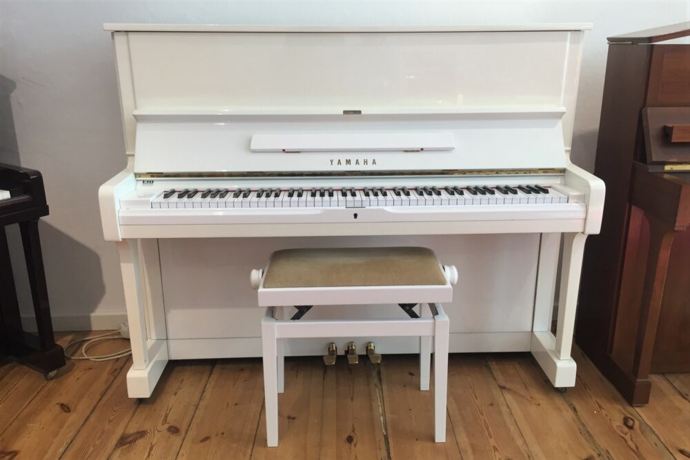 Yamaha-U1-Klavier-weiß