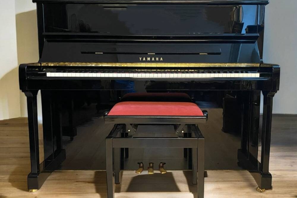 Yamaha Klavier P121 N Schwarz-poliert, gebraucht, sehr gepflegt