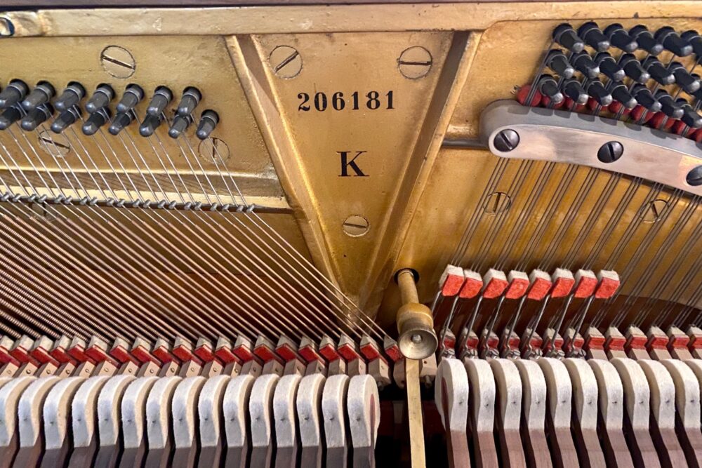Steinway-&-Sons-Klavier-K-132-innen