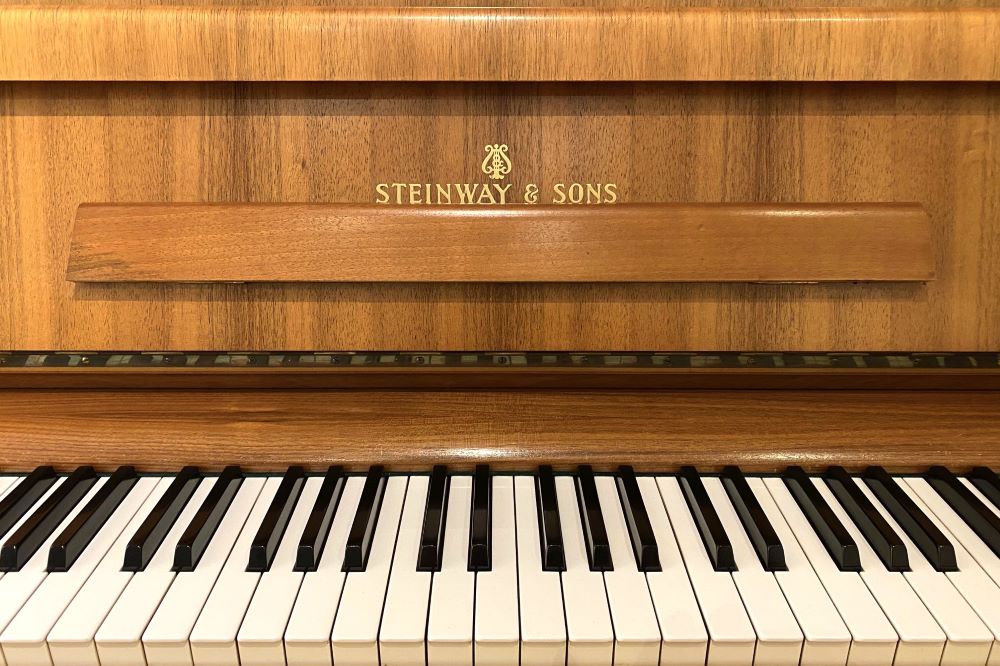 Steinway-&-Sons-Klavier-Z