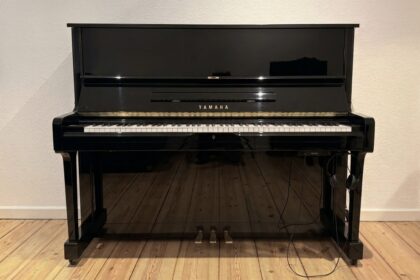 Yamaha U1 Silentklavier, Schwarz Hochglanz mit Adsilent 2 Silentsystem
