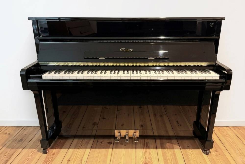 Gebrauchtes-Klavier-Essex-EUP111-Schwarz-Hochglanz