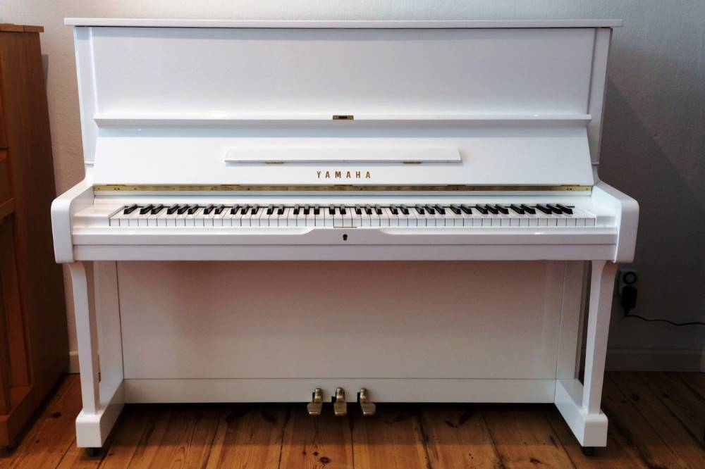 Weißes-Yamaha-U1-Klavier