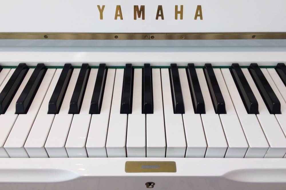 Weißes-Yamaha-U1-Klaviertastatur