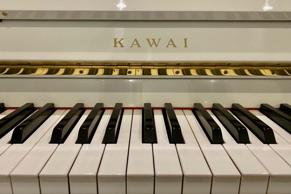 Weißes-Kawai-Klaviertastatur