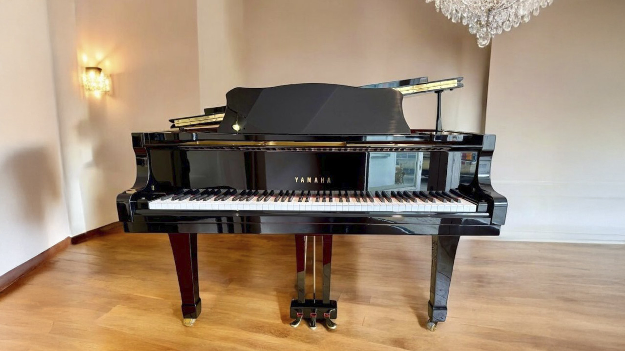 Yamaha-Fluegel-C3-Schwarz-Hochglanz-16-9