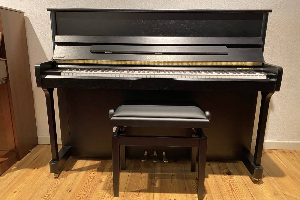 Gebrauchtes Kawai Klavier, E-2, Ansicht mit Hocker