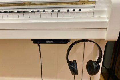 Yamaha-U1-Klavier-weiss-Adsilent2-Silentsystem