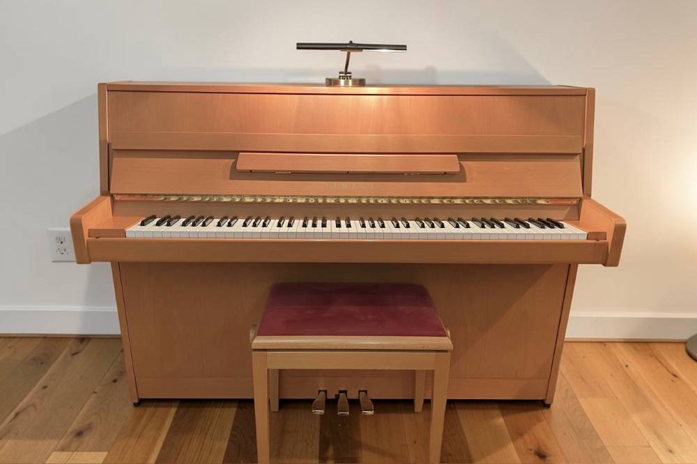 Gebrauchtes Yamaha B1 Klavier, Buche-satiniert