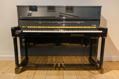 Gebrauchtes-Schimmel-Silentklavier-schwarz