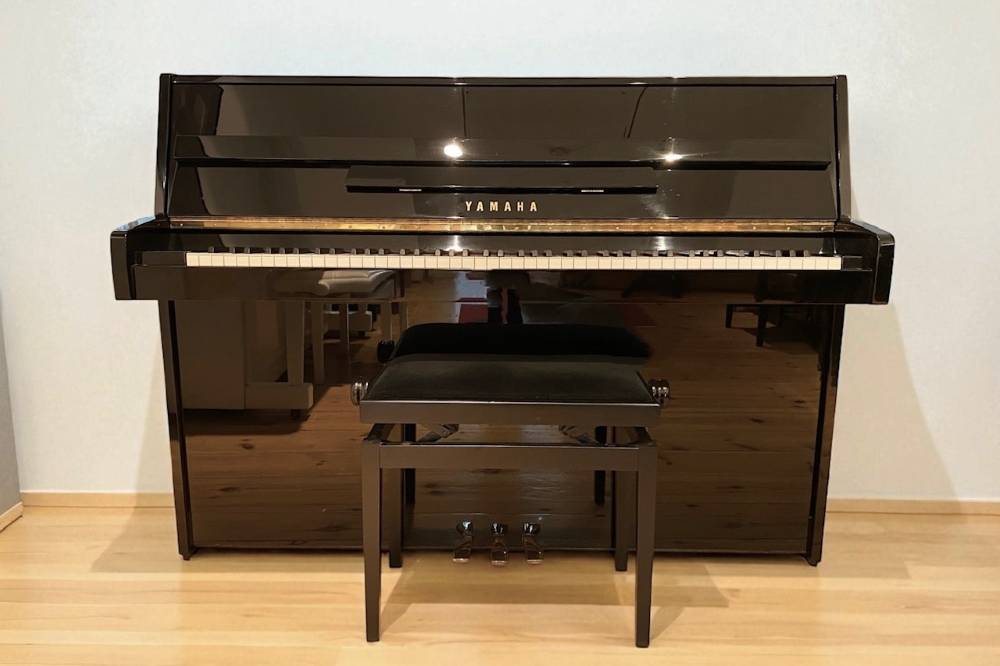 Gebrauchtes Yamaha Klavier schwarz poliert, E 110N