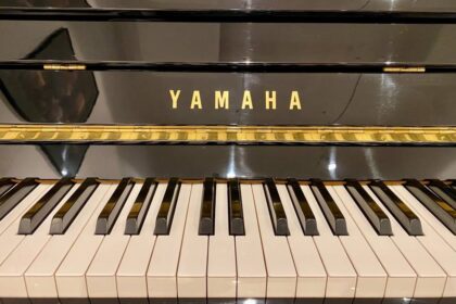 Gebrauchtes Yamaha Klavier schwarz poliert