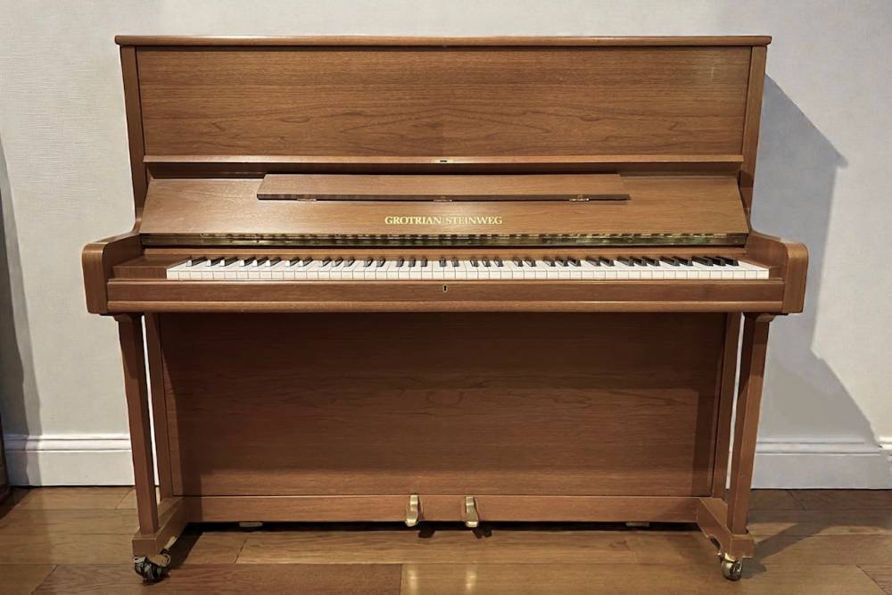 Grotrian-Steinweg-Klavier, Modell 122, Nussbaum-satiniert
