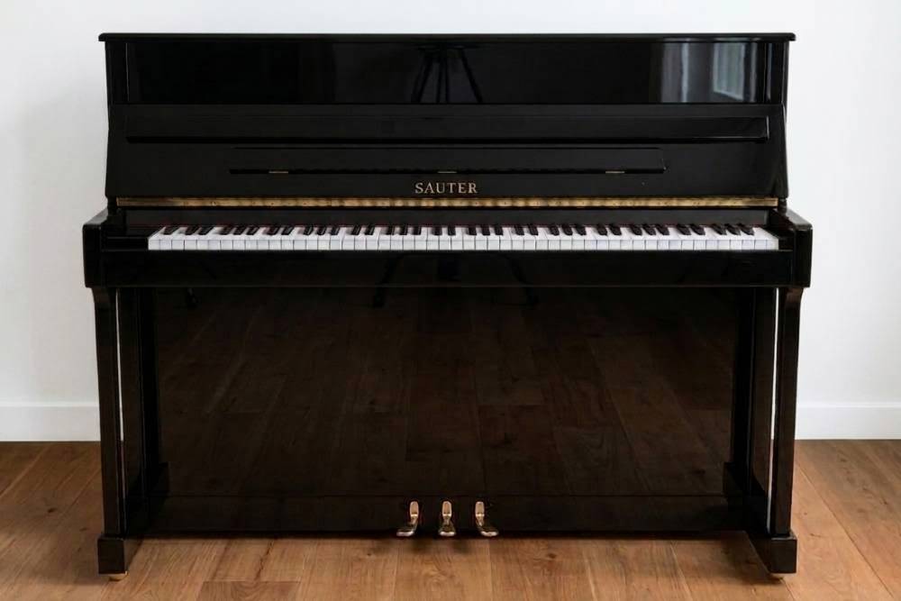 Sauter Klavier gebraucht, Modell 112T, Schwarz-Hochglanz, Renner-Mechanik