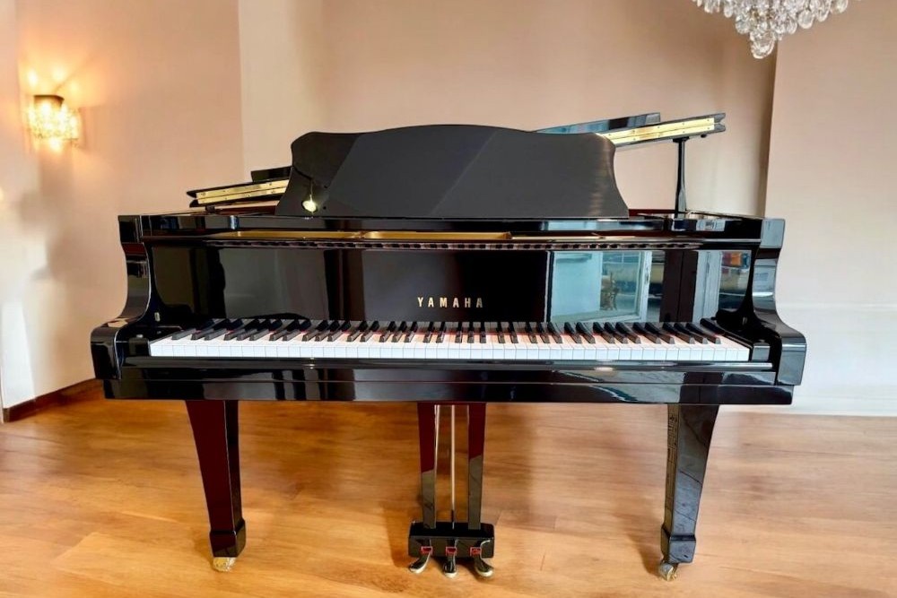 Yamaha-Fluegel-C3-gebraucht-Schwarz-Hochglanz