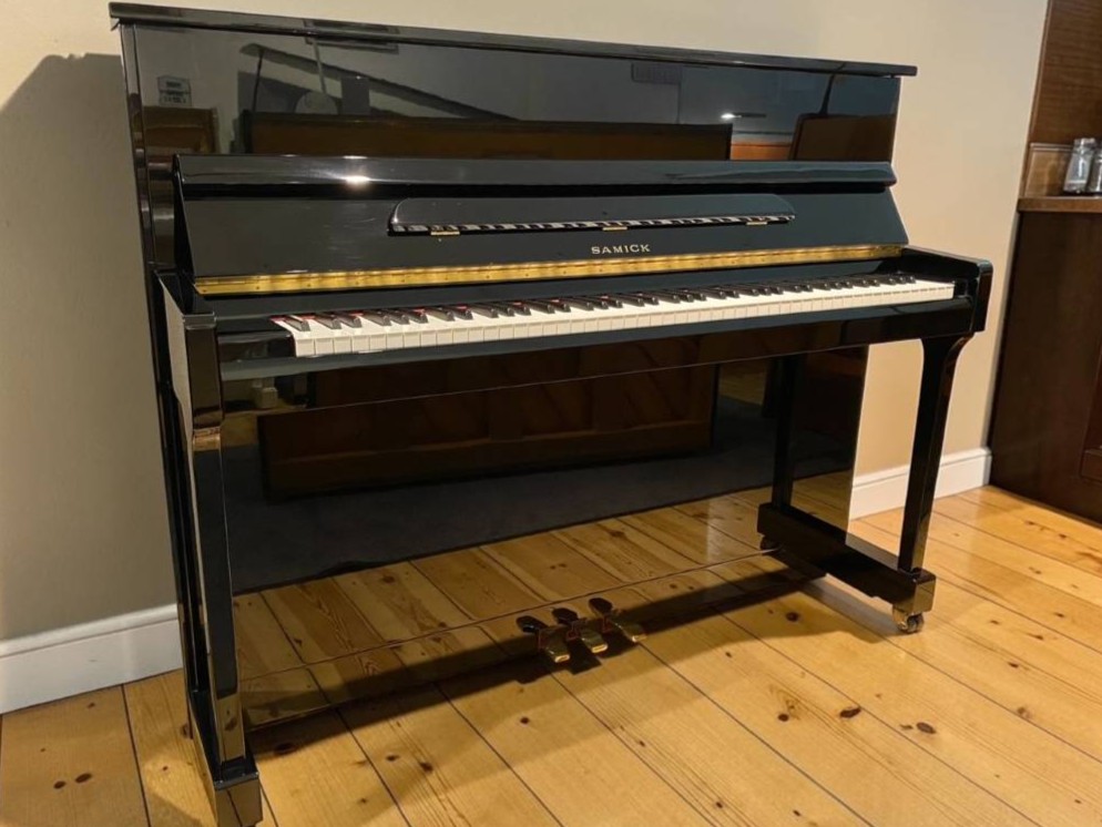Gebrauchtes-Samick-Klavier-JS-115-Schwarz