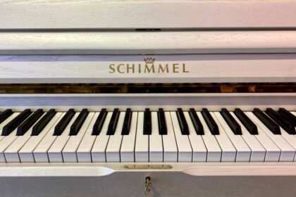 Schimmel-Klavier-weiss