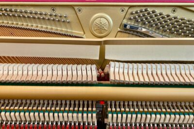 Yamaha-Klavier-P124-gebraucht-Schwarz-Hochglanz-innen-Klaviergeschaeft-Berlin